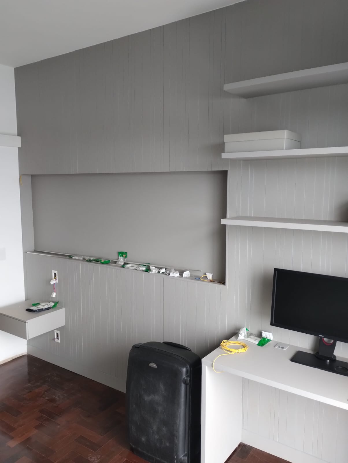 Painel de home theater em cinza com ripados